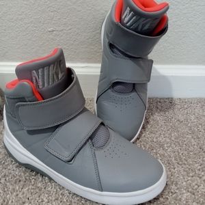 Nike Boy's Gray Shoes Size 6 Y